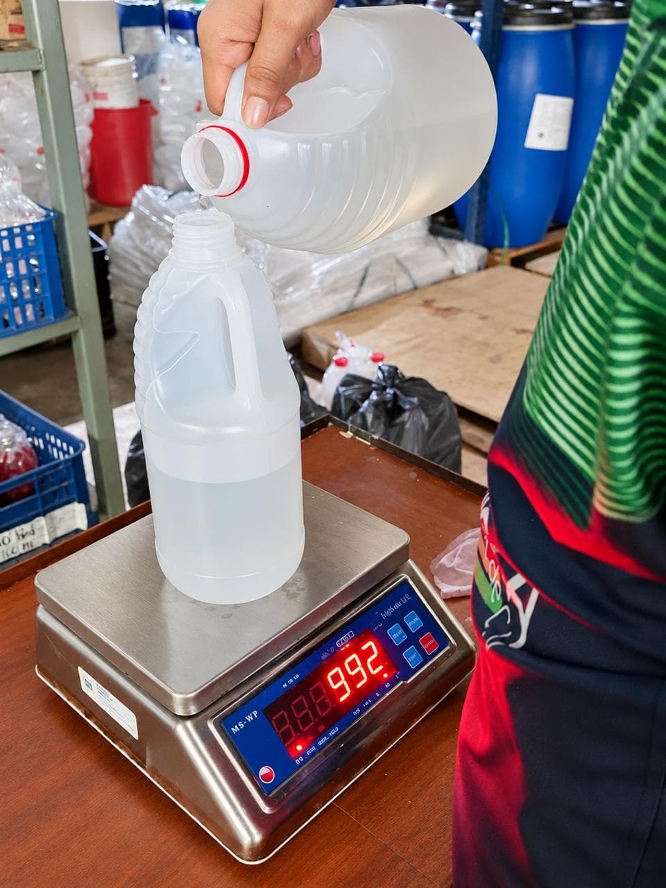 Envasado de producto líquido en bodega — R Química